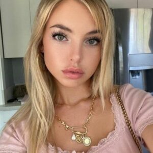 Emma Kotos Wiki, Age, Bio, Height, Boyfriend, Career, Net Worth