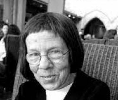  Linda Hunt