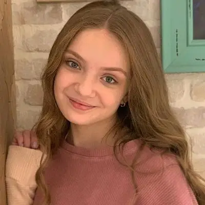 Sarah Hunt Wiki, Age, Bio, Height, Boyfriend, Career, and Salary