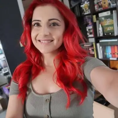 Annie Fuchsia Wiki, Age, Bio, Height, Boyfriend, Career, and Salary