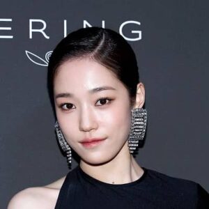 Roh Yoon-seo Wiki, Age, Bio, Height, Boyfriend, Career, and Salary