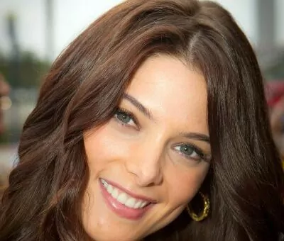 Ashley Greene