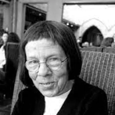  Linda Hunt