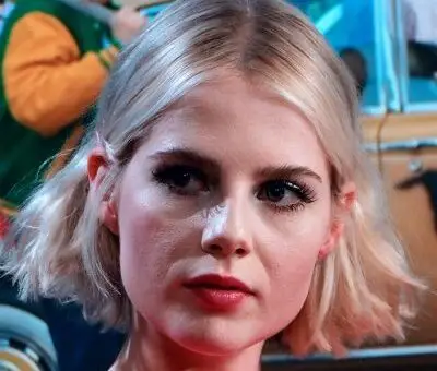  Lucy Boynton
